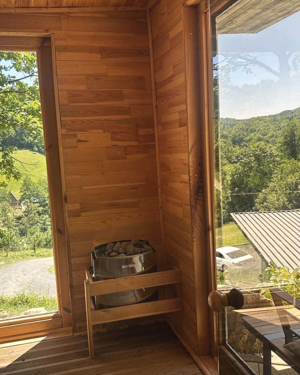 Interiorul saunei finlandeze, cu fereastră spre vale